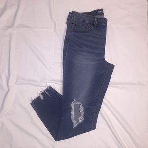 Mid rise distressed skinny Ankle Jeans.